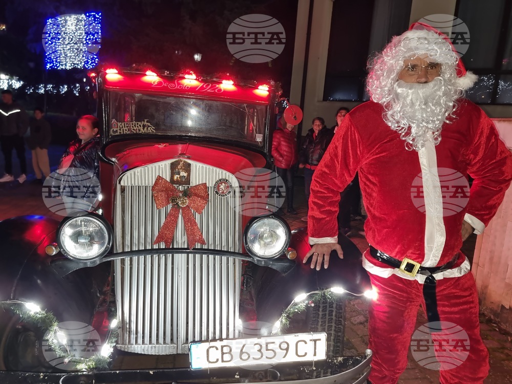 В навечерието на празниците Дядо Коледа пристигна с близо стогодишен ретро автомобил в Трън