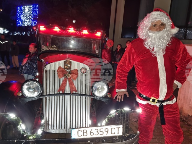 В навечерието на празниците Дядо Коледа пристигна с близо стогодишен ретро автомобил в Трън