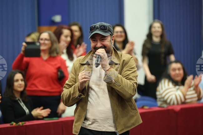 Стефан Вълдобрев изненада с песни служителите на БТА