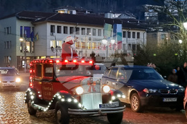 Трън - Дядо Коледа - посещение с ретроавтомобил