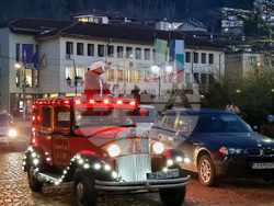 Трън - Дядо Коледа - посещение с ретроавтомобил