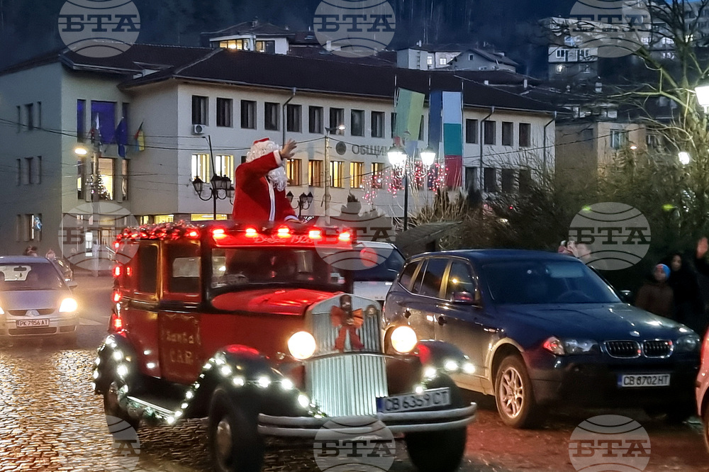 Трън - Дядо Коледа - посещение с ретроавтомобил