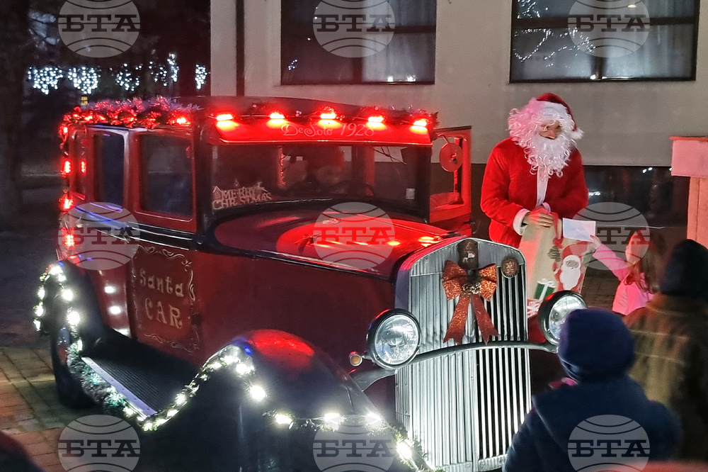 Трън - Дядо Коледа - посещение с ретроавтомобил