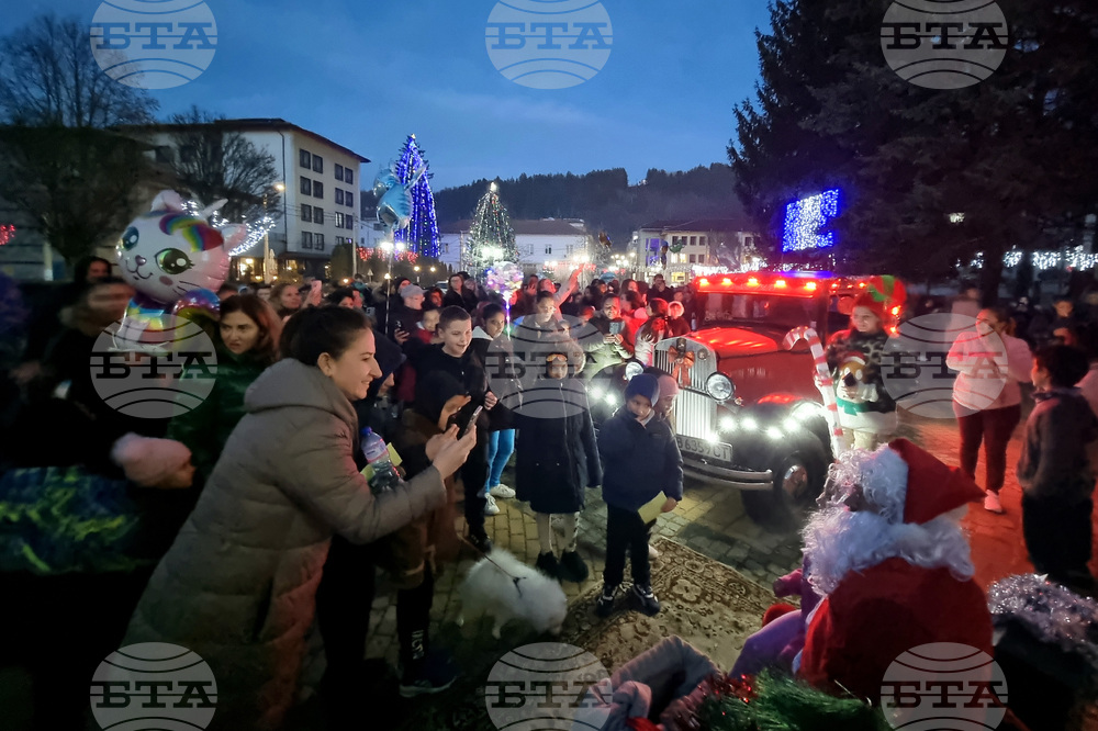 Трън - Дядо Коледа - посещение с ретроавтомобил