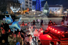 Трън - Дядо Коледа - посещение с ретроавтомобил