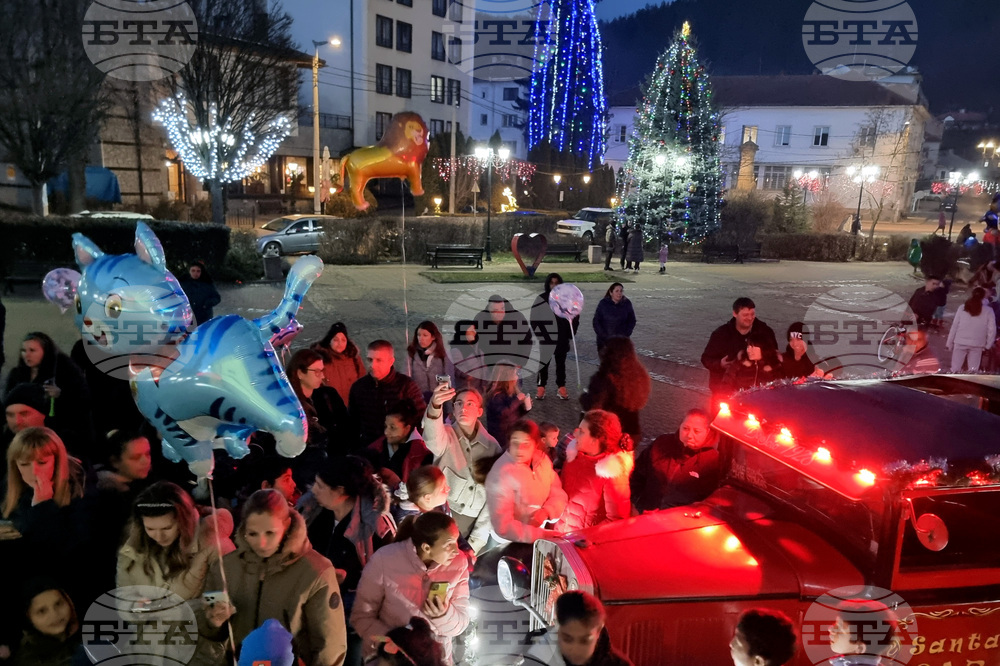 Трън - Дядо Коледа - посещение с ретроавтомобил