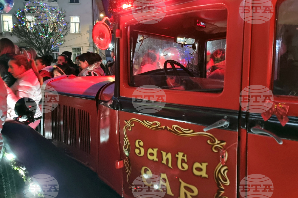Трън - Дядо Коледа - посещение с ретроавтомобил