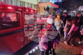 Трън - Дядо Коледа - посещение с ретроавтомобил