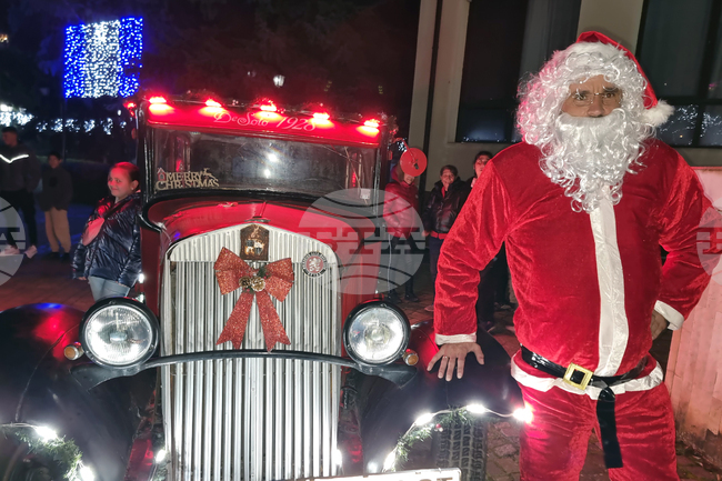 Трън - Дядо Коледа - посещение с ретроавтомобил