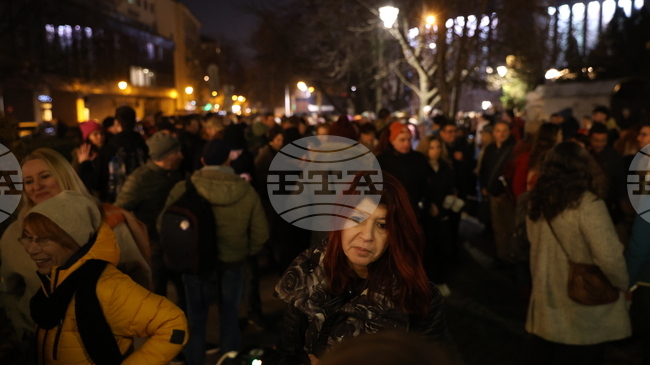 Протестиращи се събраха пред сградата на bTV, за да изразят подкрепа за водещата Мария Цънцарова