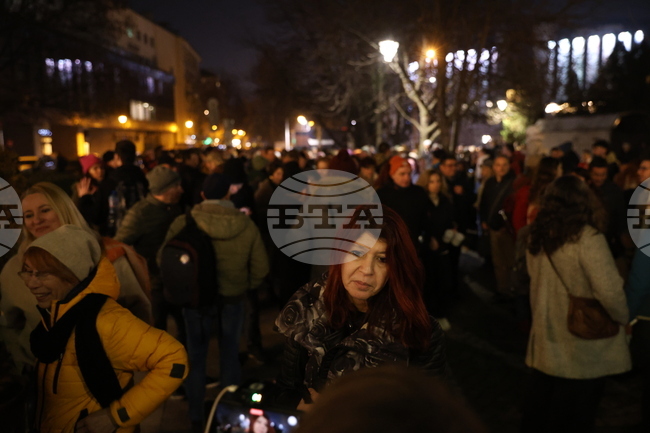 Протестиращи се събраха пред сградата на bTV. Твърденията, че Мария Цънцарова и Златимир Йочев са освободени, са неверни и категорично не отговарят на истината, заявиха от телевизията