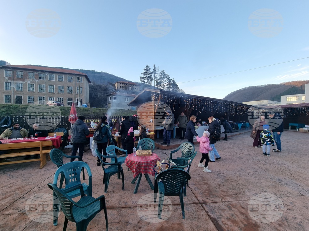 Трън - Дядо Коледа - посещение с ретроавтомобил