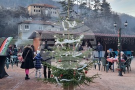 Трън - Дядо Коледа - посещение с ретроавтомобил