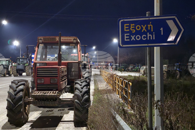 Спряно е движението на товарни автомобили и в двете посоки през „Илинден“ -„Ексохи“ и „Капитан Петко войвода“ -„Орменион“ заради блокади на гръцки фермери