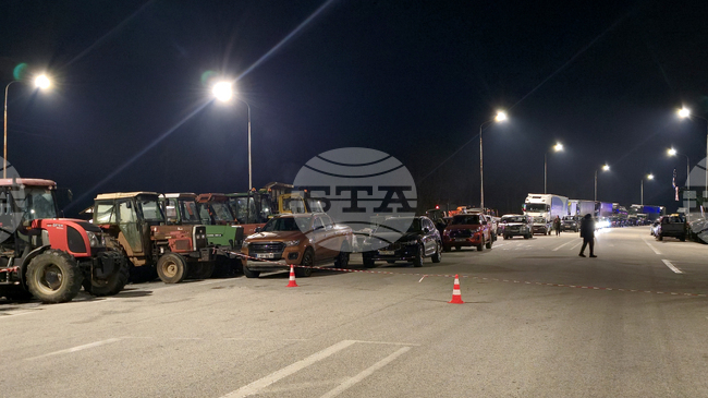 Поради блокада от гръцките фермери ще има затруднения при преминаването на леки и тежкотоварни автомобили през граничните пунктове с Гърция