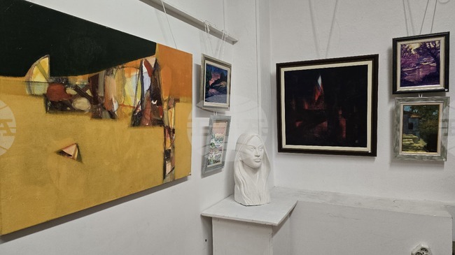 Коледната изложба бе традиция на баща ми, каза пред БТА Тодор Панайотов, син на художника Минчо Панайотов