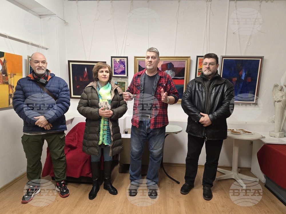 Коледната изложба бе традиция на баща ми, каза в Пловдив пред БТА Тодор Панайотов, син на художника Минчо Панайотов