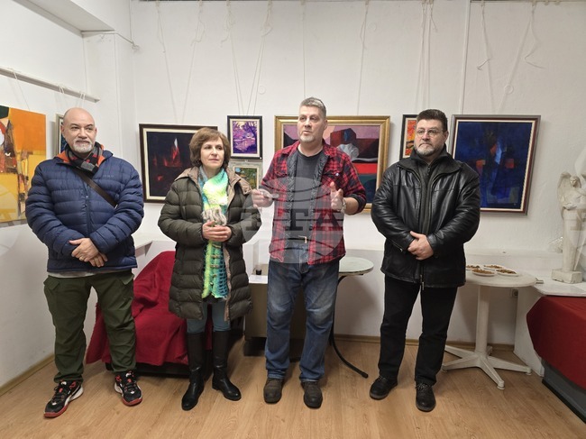 Коледната изложба бе традиция на баща ми, каза в Пловдив пред БТА Тодор Панайотов, син на художника Минчо Панайотов