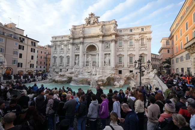 В Рим влезе в сила таксата от 2 евро за разглеждане на фонтана "Треви" отблизо