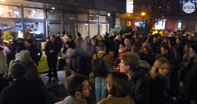 Протестиращи се събраха пред сградата на bTV, за да изразят подкрепа за водещата Мария Цънцарова