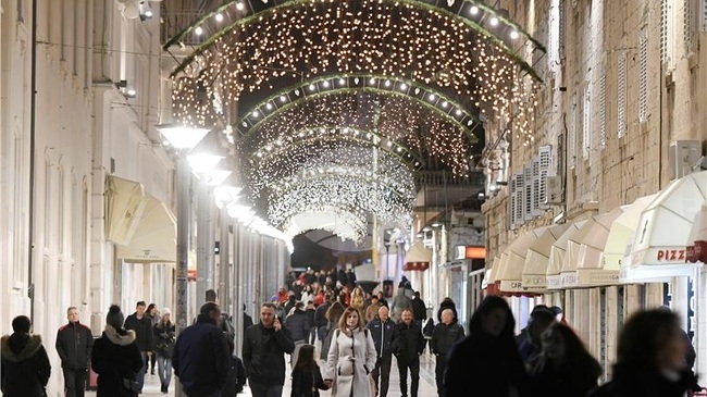 ХИНА: Повечето хървати ще похарчат същата сума за коледни подаръци, както миналата година