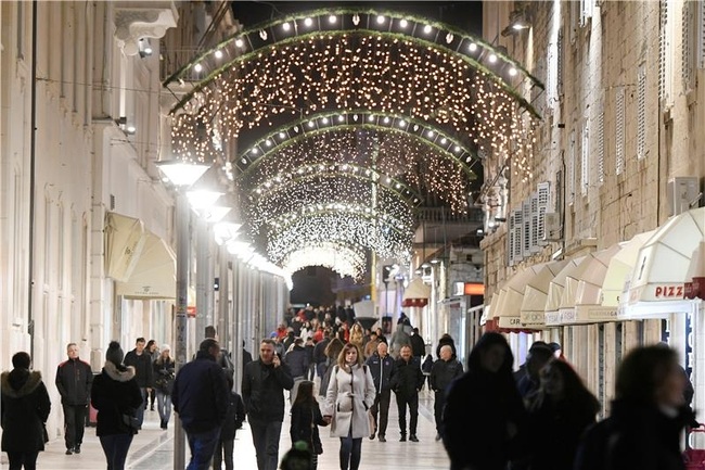 ХИНА: Повечето хървати ще похарчат същата сума за коледни подаръци, както миналата година