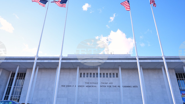 Ръководителят на отдела за художествени програми в Център „Кенеди“ се оттегля две седмици след назначаването си на поста