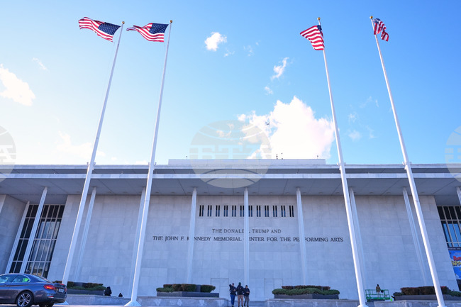 Ръководителят на отдела за художествени програми в Център „Кенеди“ се оттегля две седмици след назначаването си на поста