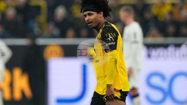 Спортният директор на Борусия Дортмунд Себастиан Кел обяви, че ще има глоба за Карим Адейеми, след като нападателят реагира гневно на смяната си срещу Борусия Мьонхенгладбах