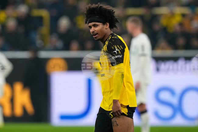 Спортният директор на Борусия Дортмунд Себастиан Кел обяви, че ще има глоба за Карим Адейеми, след като нападателят реагира гневно на смяната си срещу Борусия Мьонхенгладбах