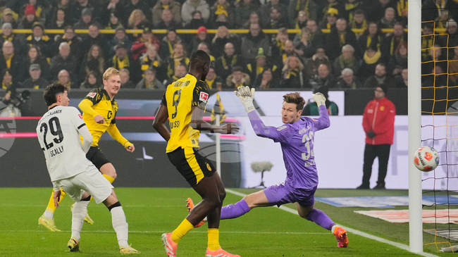 Борусия Дортмунд победи Борусия Мьонхенгладбах в първия мач от 15-ия кръг на Бундеслигата
