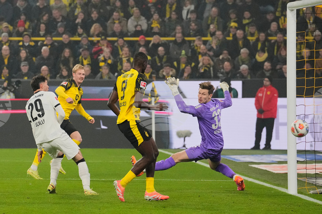 Борусия Дортмунд победи Борусия Мьонхенгладбах в първия мач от 15-ия кръг на Бундеслигата