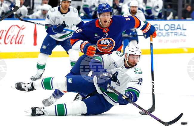 Canucks Islanders Hockey