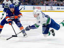 Canucks Islanders Hockey