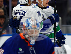 Canucks Islanders Hockey