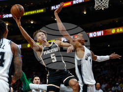 Spurs Hawks Basketball