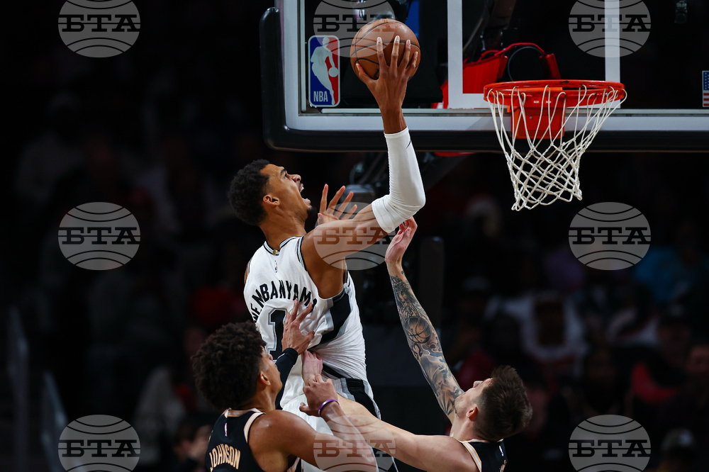 Spurs Hawks Basketball