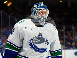 Canucks Islanders Hockey