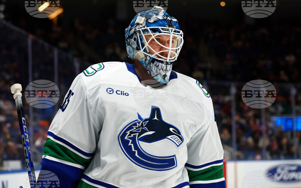 Canucks Islanders Hockey