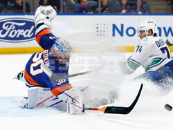 Canucks Islanders Hockey