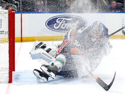 Canucks Islanders Hockey