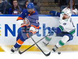 Canucks Islanders Hockey