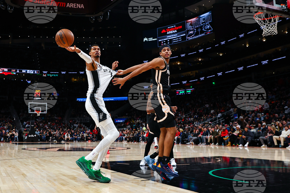 Spurs Hawks Basketball