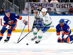 Canucks Islanders Hockey