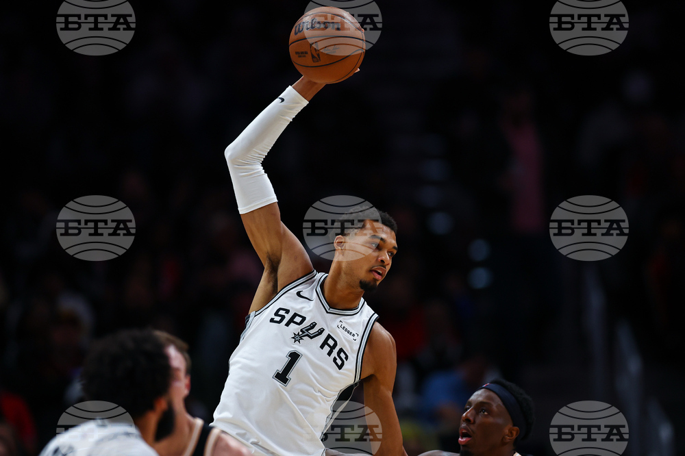 Spurs Hawks Basketball