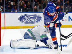 Canucks Islanders Hockey