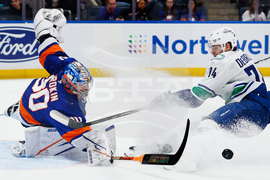 Canucks Islanders Hockey