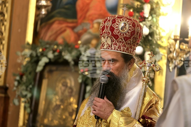 Божието благословение да бъде върху всички нас, пожела патриарх Даниил на миряните в храма "Света великомъченица Неделя" в София