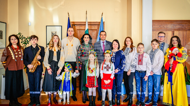 Васил Терзиев посрещна украински деца коледарчета в Столичната община