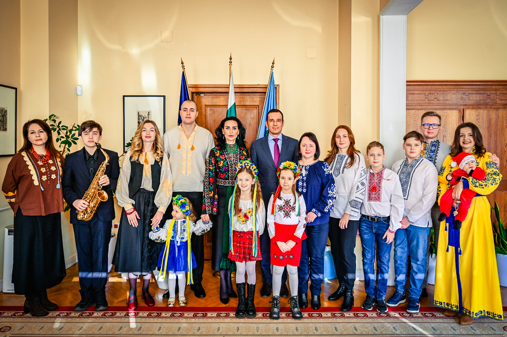 Васил Терзиев посрещна украински деца-коледарчета в Столична община